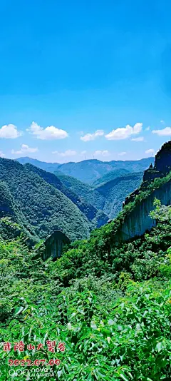 原图壁纸：蓝蓝的天空白云飘，青青的野草笑弯腰-今日头条