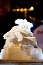 用蝴蝶兰和水钻装饰的婚礼蛋糕