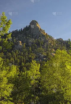 落基山国家公园日出时的岩层