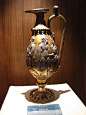 鎏金银瓶，北周，出土于李贤夫妇合葬墓。瓶身的雕刻讲述了特洛伊神话故事。这个银瓶子其实是一件葡萄酒壶，是来往于丝路的商人给李贤的礼物。它诉说了希腊文明对整个世界的印象，也证明了丝绸之路对沟通东西方文化的重要价值。原品藏于固原博物馆。图为复制品。