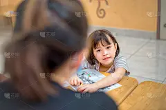 冠状病毒疫情后的教育。孩子们，学生们在练习画画，练习上色技巧，互相玩得很开心。由班主任教授学习技巧。