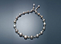 佳士得珍奇的珠宝拍品鉴赏 莹亮天然珍珠项链　　浑然天成的珍珠，无需任何修饰，已尽显纯净美态。珍珠是人类最早期的宝石之一，隽永迷人。在一系列的天然珍珠首饰中，本季首推这条珍罕稀有的天然珍珠项链（拍品编号1879，估价：港币9,500,000-12,000,000／美元1,200,000-1,500,000）。集合一串拥有如此尺寸及质量，并完美匹配的天然珍珠可能需时数十年，其珍贵不言而喻。@北坤人素材