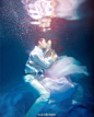 梦幻般的水中婚纱照~~蔚蓝的海水，飘逸的婚纱结婚的时候一定要去拍一组！！