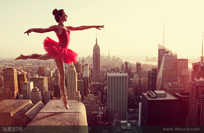 站在城市建筑顶部跳芭蕾舞的女孩高清图片