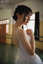 舞者-大眼睛美少女 身穿芭蕾舞裙练习场训练写真第3张图片 #校花# #妩媚# #齐刘海#