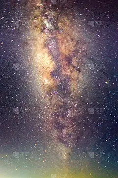 银河系在夜空背景下的长曝光
