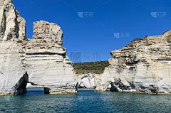 希腊基克拉迪斯米洛斯岛的落基海岸线