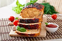 自制肉馅卷，配番茄酱和罗勒