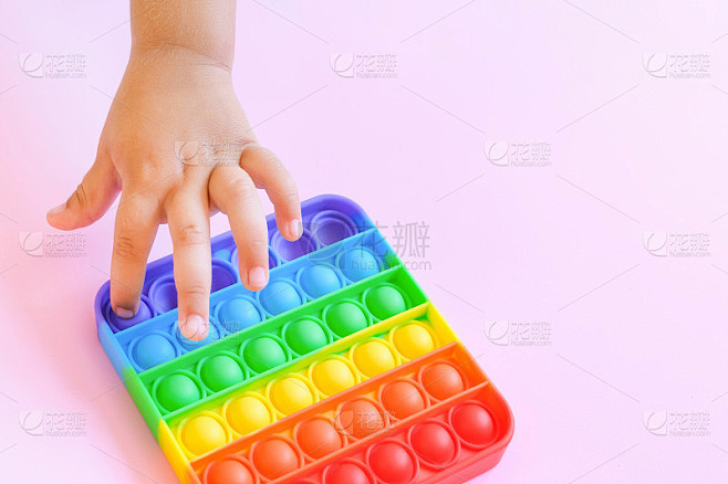 孩子们玩pop它的感官玩具。缓解压力和焦...