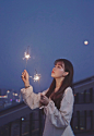 天台放烟花的美女长发及腰写真 - 唯一图库