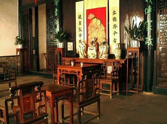 古代大户人家的客厅，中堂必不可少！_厅堂 : 板壁前：放长条案，条案前是一张四仙或八仙方桌，左右两边配扶手椅或太师椅，以右主、左宾或左上右下为 ...