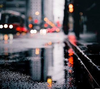 下雨雨天公路地板霓虹灯光斑城市背景夜晚