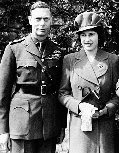 1944年，当时还是公主的伊丽莎白和父亲...