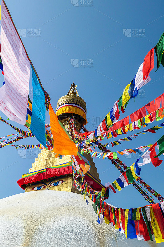 加德满都——博德纳寺悬挂着彩色的经幡旗