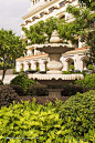 酒店花园中的欧式喷泉景观