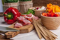 准备烤肉串的原料。