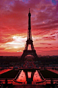【这里是法国】1889年建成的镂空结构埃菲尔铁塔，高300米，天线高24米，总高324米。埃菲尔铁塔得名于设计它的桥梁工程师居斯塔夫·埃菲尔，它是世界建筑史上的技术杰作，是法国和巴黎的一个重要景点和突出标志。 ​​​​