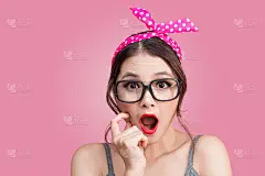 惊讶的亚洲女孩漂亮的微笑在海报化妆风格