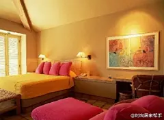 晚上睡觉前看看大片，早上起床前听听新闻，电脑、电视、音响…越来越多的电器被搬到了卧室，美其名曰使用方便，孰不知卧室舒适和适合休息才是最好的装修啊！