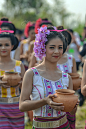 云南西双版纳泼水节 万人狂欢 : 4月15日，云南省西双版纳傣族自治州拉开泼水节大幕，上万当地市民和游客狂欢。
