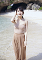 组图：日本女星沙滩性感写真 薄纱遮身若隐若现 : 日本女星吉冈里帆近日拍摄了一组沙滩性感写真她身穿比基尼，手拿黄色纱巾遮身。