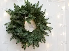 绿色的圣诞花环和彩灯
