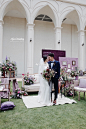 #抹色婚礼作品# | 自己拍的 PREVIEW
婚礼场景里面用了不同质感来表现紫色，丝绒的馥郁，棉纱的柔和，基于场地本身的建筑风格做了开放式的设计，一场紫色婚礼。
场地 : 深圳大鹏 Rose Villa ​​​​