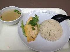 饿了，只好就近吃。
东荟城大家乐。
此次香港最难吃的一份海南鸡饭。,tingniu1