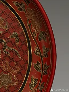                                                                                                                         #漆器#【 明万历 《填漆戗金龙纹盘》 】高3.2cm，直径15.9cm，美国纽约大都会艺术博物馆藏。 填漆戗金技法，西汉时期已有雏形，在明代发展至成熟，记载可见万历年人高濂《遵生八笺》云：“宣德有填漆器皿，以五彩绸漆堆成，磨平如画……”。嘉庆至万历年间，皇帝信奉道教，