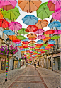 #你不知道的世界美景# 【葡萄牙阿格达的七彩雨伞街】一定是很多人心中的浪漫之地。是不是有种爱丽丝梦游仙境的感觉？