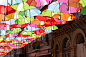 西班牙小镇里的七彩伞