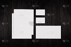 企业身份模板，文具设置在黑色时尚的木材背景。模拟品牌、商业演示和作品集。