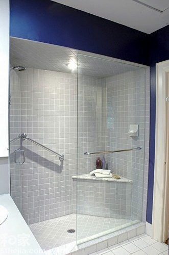 淋浴房中增添的墙角台，不仅可以作洗护用品...