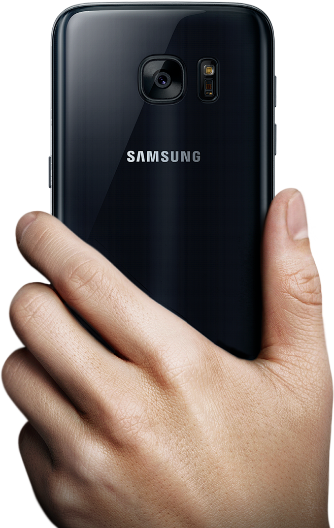 手握着 Galaxy S7 贴近男人的脸