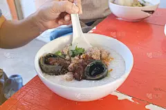 泰国街头小吃:米粥加皮蛋或皮蛋和肉末