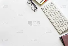 书桌,计算机键盘,办公室,桌子,留白,风,动物围栏,面无表情,高视角,透过窗户往外看