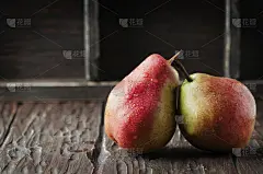 老古董桌上的红色甜梨