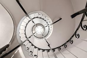 楼梯-向上看-白-在室内-螺旋-结构-室...