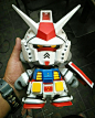 Here's an exciting "in-hand" look at #JanCalleja's RX78 GUNDAM inspired #Munny custom, before it gets packed & shipped to its new owner (this was a private commission)! Check out more images here #onTOYSREVIL: http://bit.ly/2C9YiHX ... and h