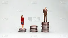 性别工资差异概念。一个矮个子女人站在一堆低硬币上，一个矮个子男人站在一堆高硬币上。