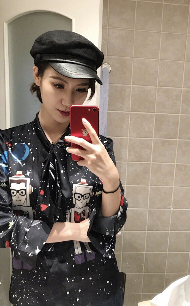 她叫韩笑身高170体重50kg喜欢穿搭化妆旅行毕业于电子科技大学成都