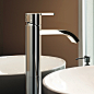 易美居选材认为龙头严谨的几何形状与轻曲度线条形成了鲜明对比，加上设计师的创意设计，是GedaNextage浴室中最经典的选择。