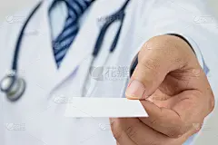 医生手里拿着一张名片
