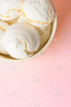 家庭烘焙的蛋白饼干在白色的碗，浅粉色的背景。法国意大利瑞士美食甜点咖啡食谱海报咖啡馆菜单