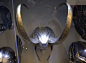 死神海拉的北欧头饰，有犄角才是北欧神 : 雷神系列中，阿斯加德各个角色的形象，主要来自漫威的神话级画师杰克·科比(Jack Kirby)老爷子当年的设计。 维京人的牛/羊角盔是阿斯加德的重要元素。 海拉作为漫威电影宇宙的第一个女反派，一定要有一个标志性的符号