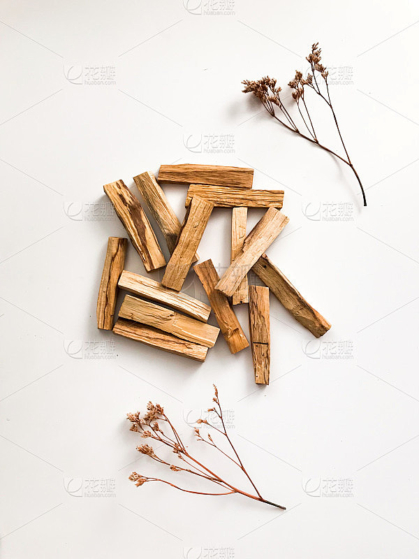 摘要白鼠尾草香和帕洛桑香的香气背景。喧闹...