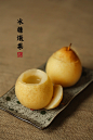 『冰糖炖梨』1.顶部切开，梨内挖空，不要戳破；2.用深盘装好雪梨，梨内放入五粒冰糖，盖上梨盖；3.蒸锅烧水，中火蒸1个小时左右，十分钟前可往雪梨内加入适量枸杞