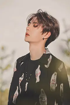 王一博超话wyb#王一博陈情令# 

|| 王一博壁纸 || 一博迪迪一上线，迷死迷妹一大片@UNIQ-王一博  

cr：鸭绒小背心 ​​​​