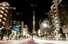 东京的夜晚街景天空树与灯光交通光线