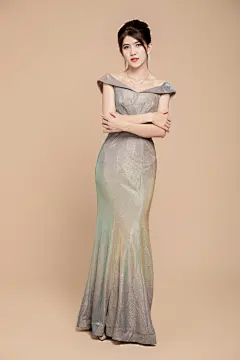 站立全身照银色晚礼服名媛女性人物摄影图